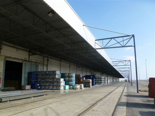 ENTREPÔTS DE MARCHANDISES EMBRANCHÉS FER À FOS SUR MER